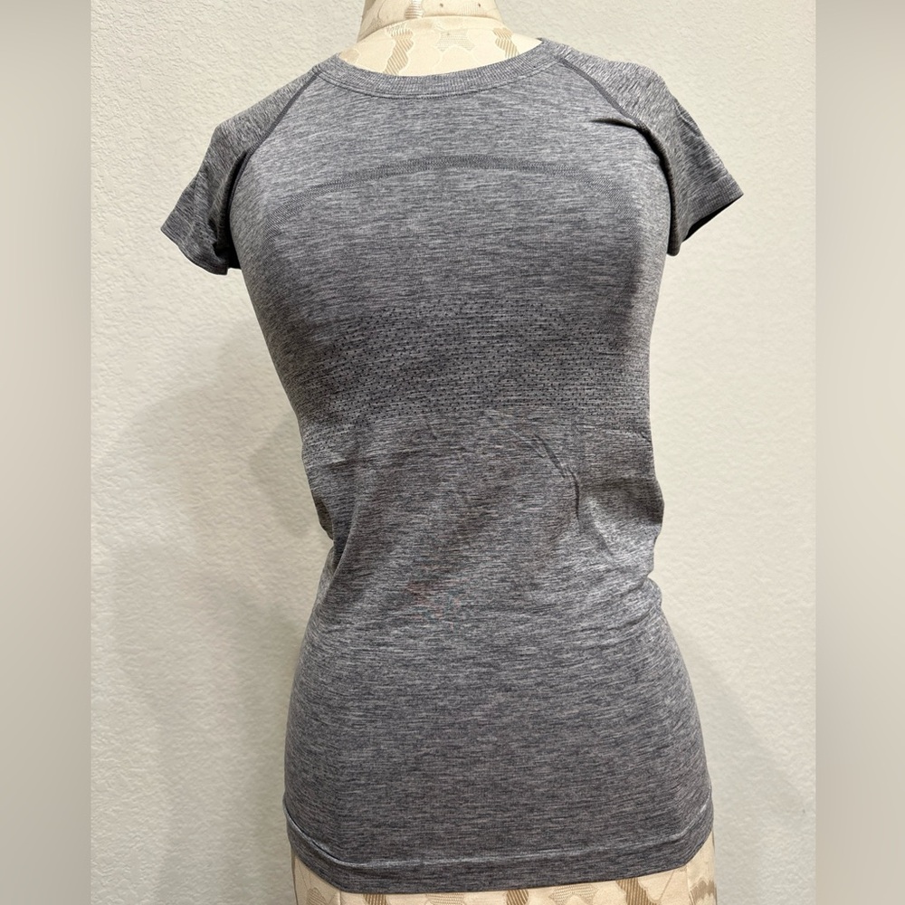 Lululemon swiftly tee size 4